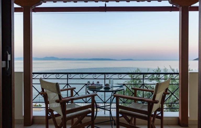 Polichni Hotell Leonídion Exteriör bild
